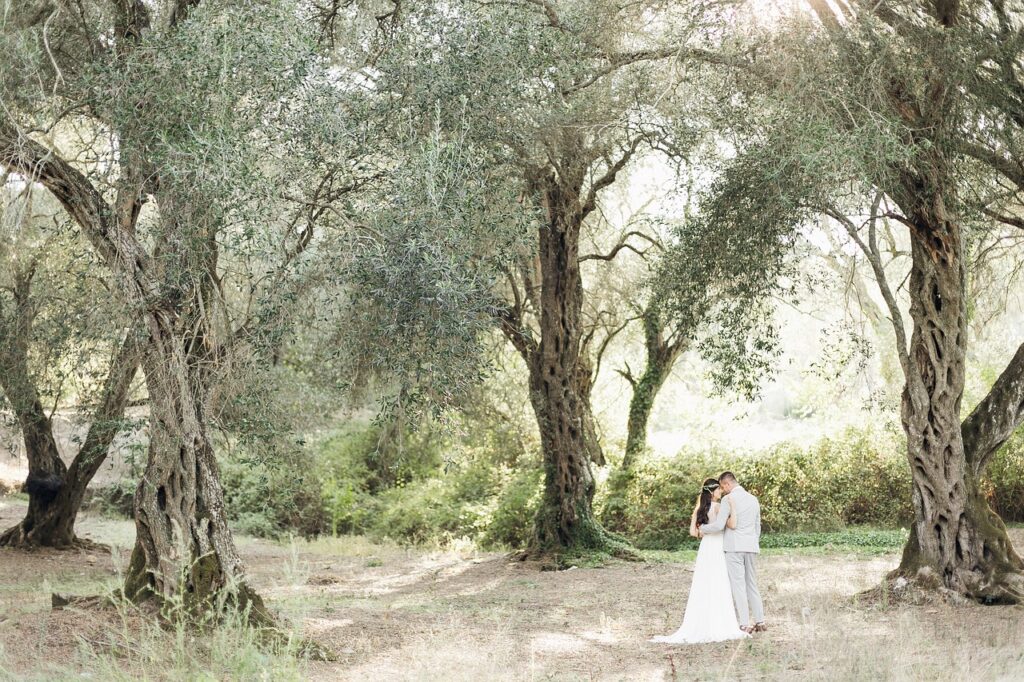 boda entre vegetacion en cala romantica mallorca