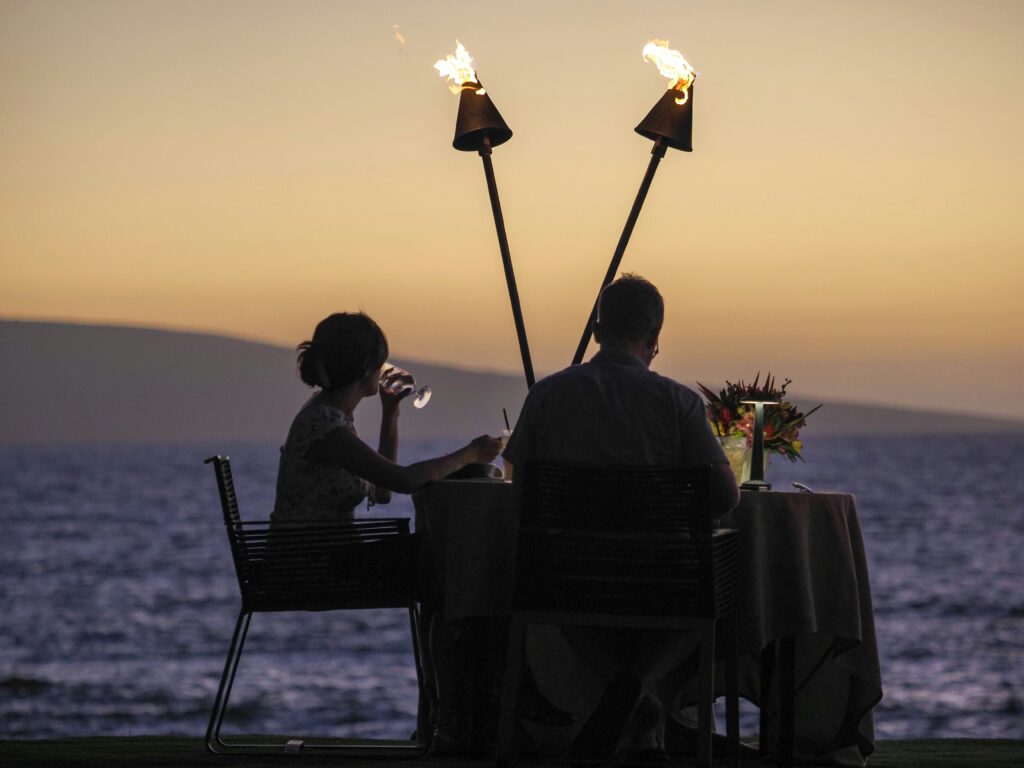 cena romantica al atardecer en cala romantica mallorca