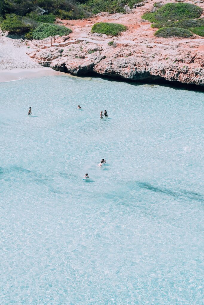 aguas cristalinas en cala romantica mallorca