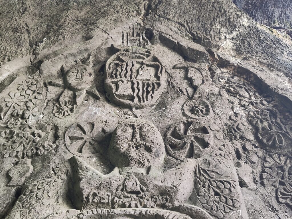 mare de deu cave shield