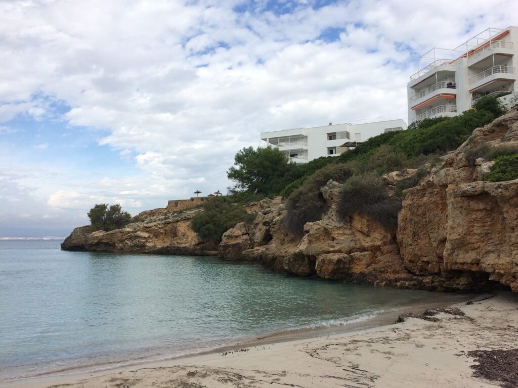 cala blava con edificios