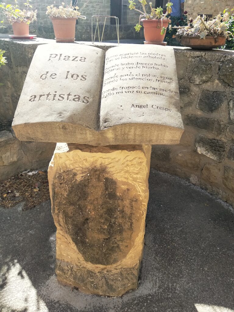 escultura de libro de angel crespo