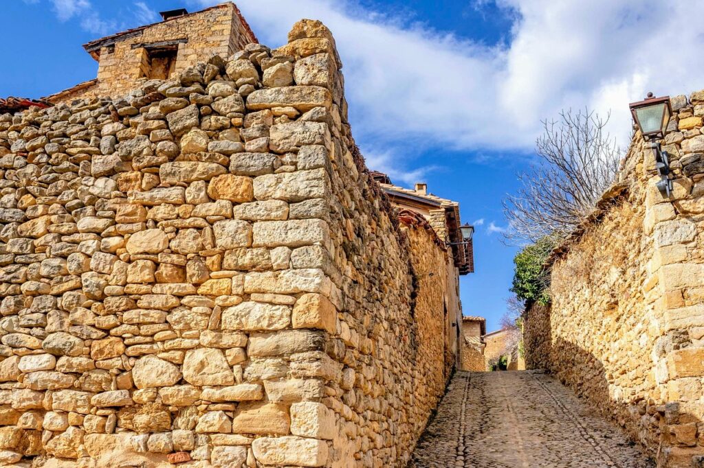 calle estrecha en mirambel