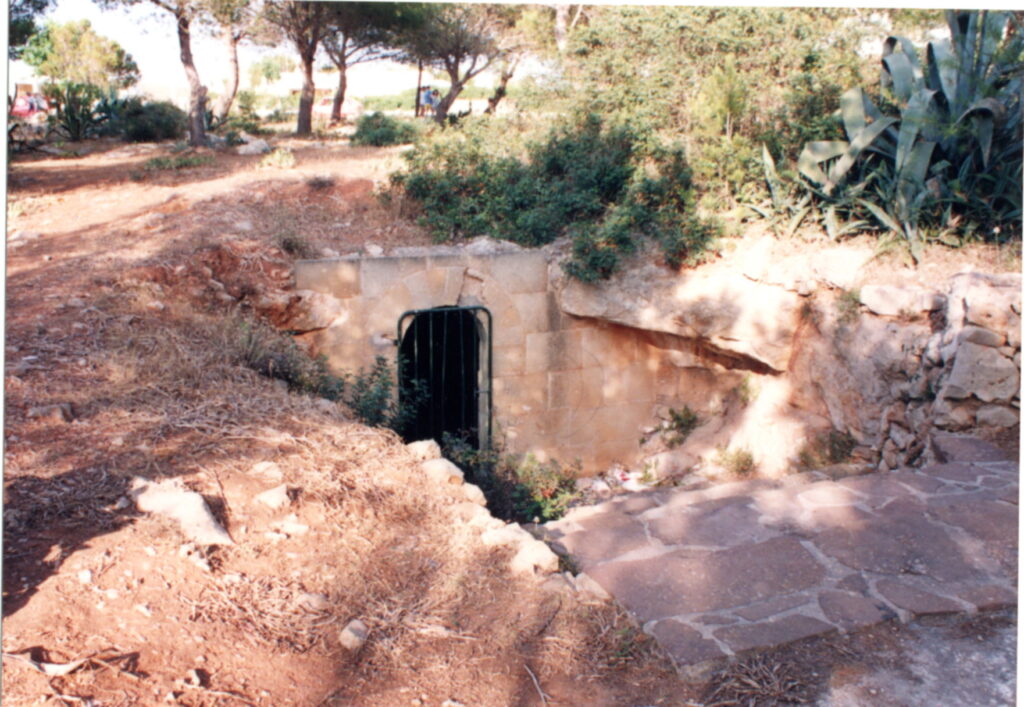 cova cala blanca menorca