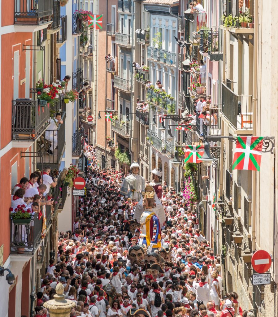 comparsa de gigantes san fermin