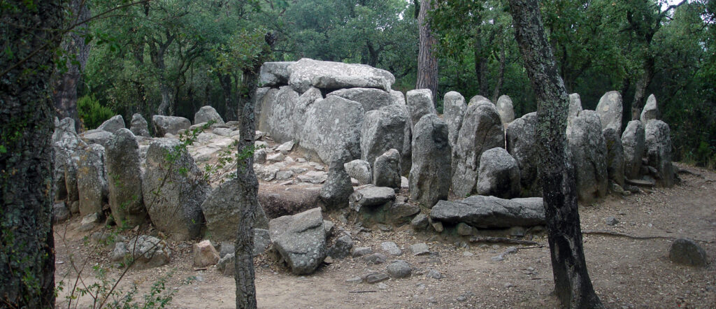 exterior del Dolmen de la Cova d’en Daina