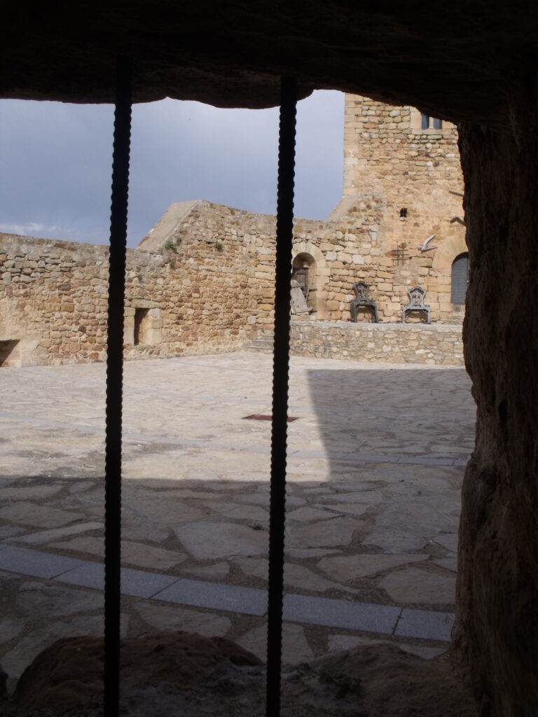 ventana en el castillo de puertomingalvo