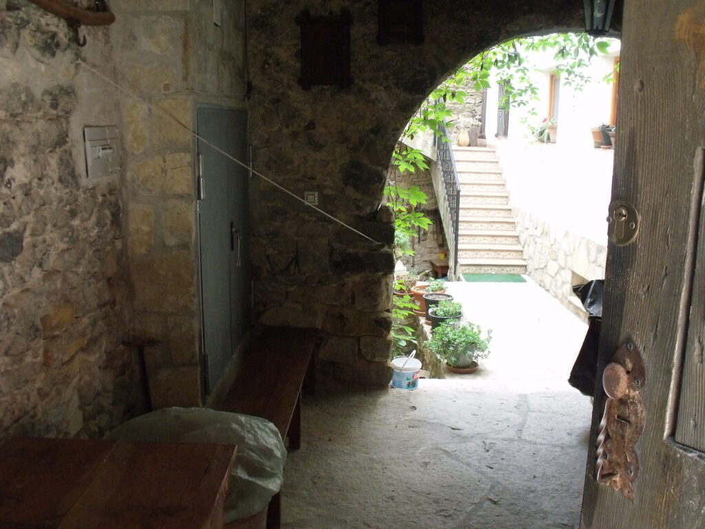 interior de una casa en puertomingalvo