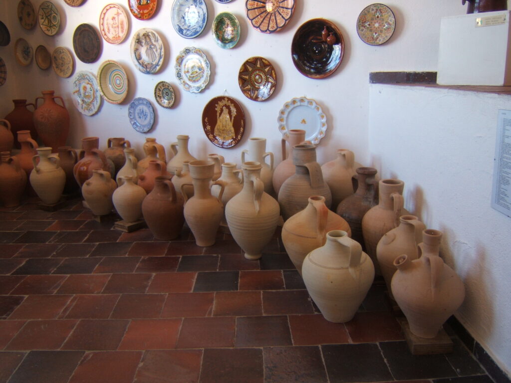 coleccion de ceramica en el museo de la ceramica en chinchilla