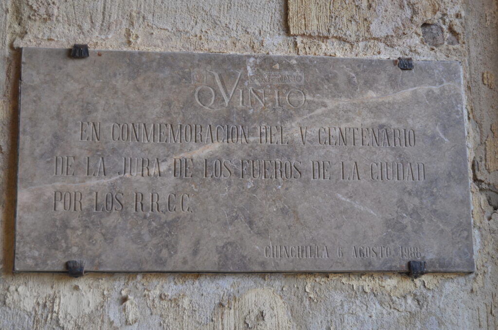 cartel conmemorativo en chinchilla