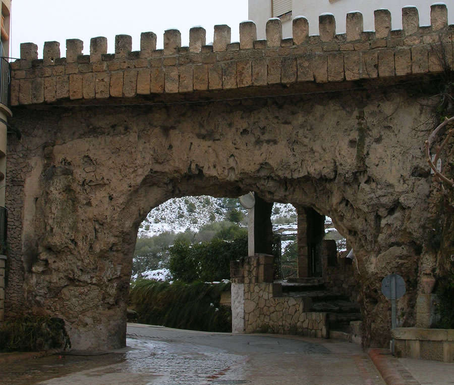 arco en una calle de letur