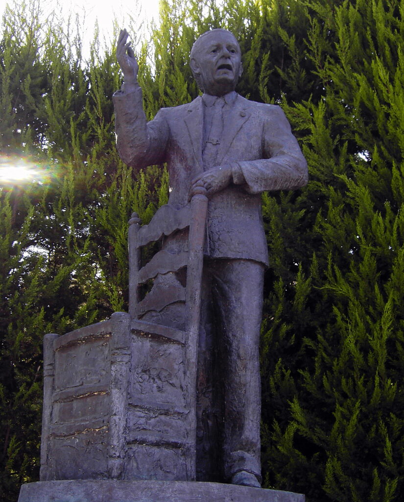 bust of Paco Toronjo