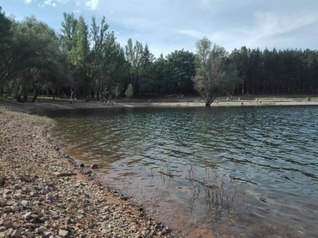 bank of the González Lacasa Reservoir