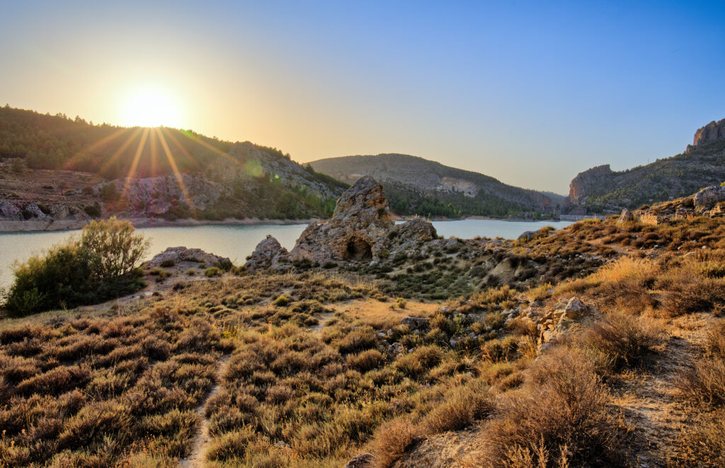 montañas en el embalse de taibilla