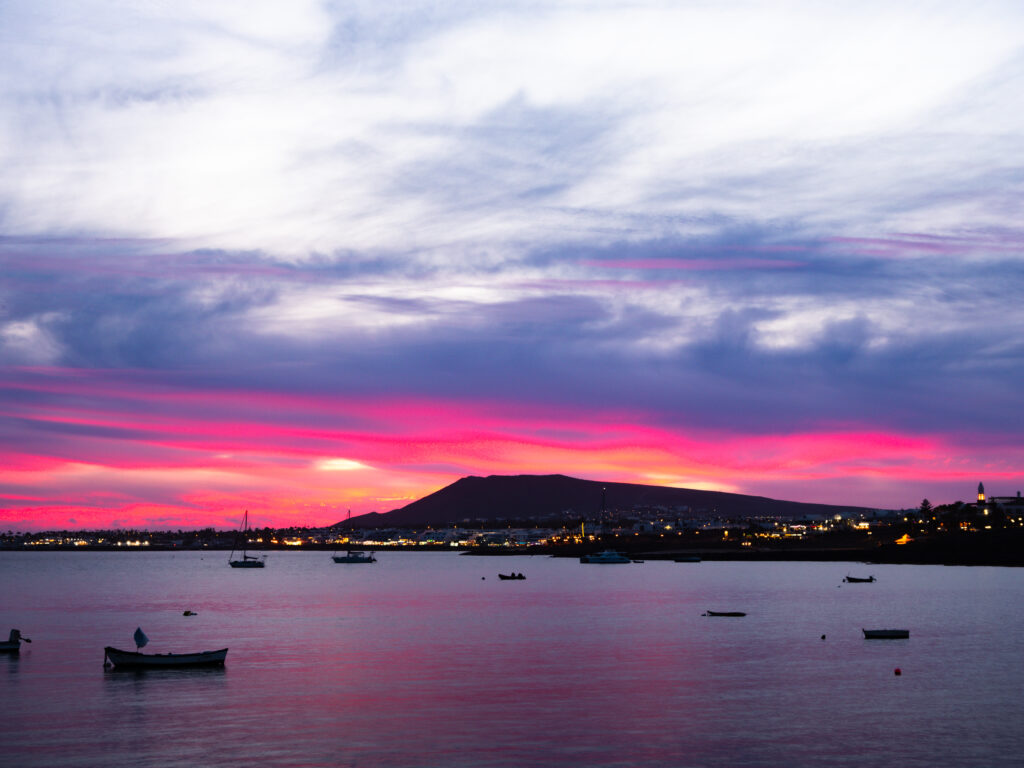 atardecer rosa en playa blanca