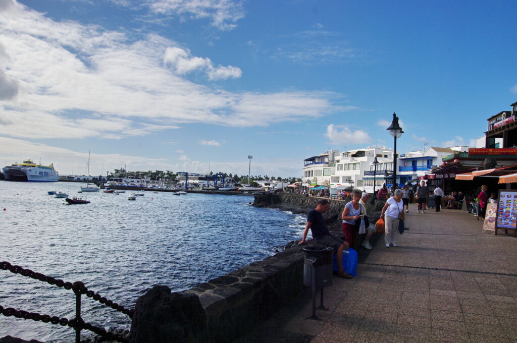 paseo maritimo de playa blanca