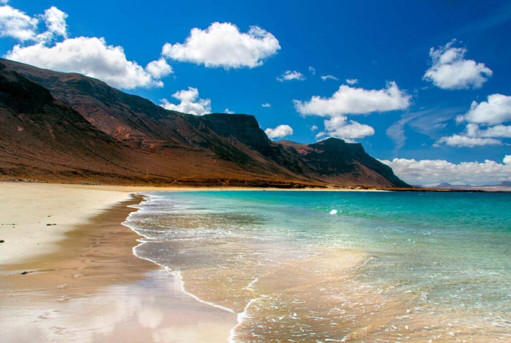 vista del risco de famara desde la playa