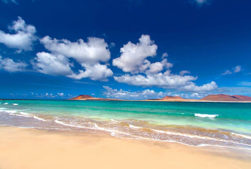 cielo azulado en playa del risco