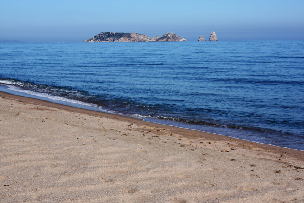 vistas de las islas medas desde la playa de pals