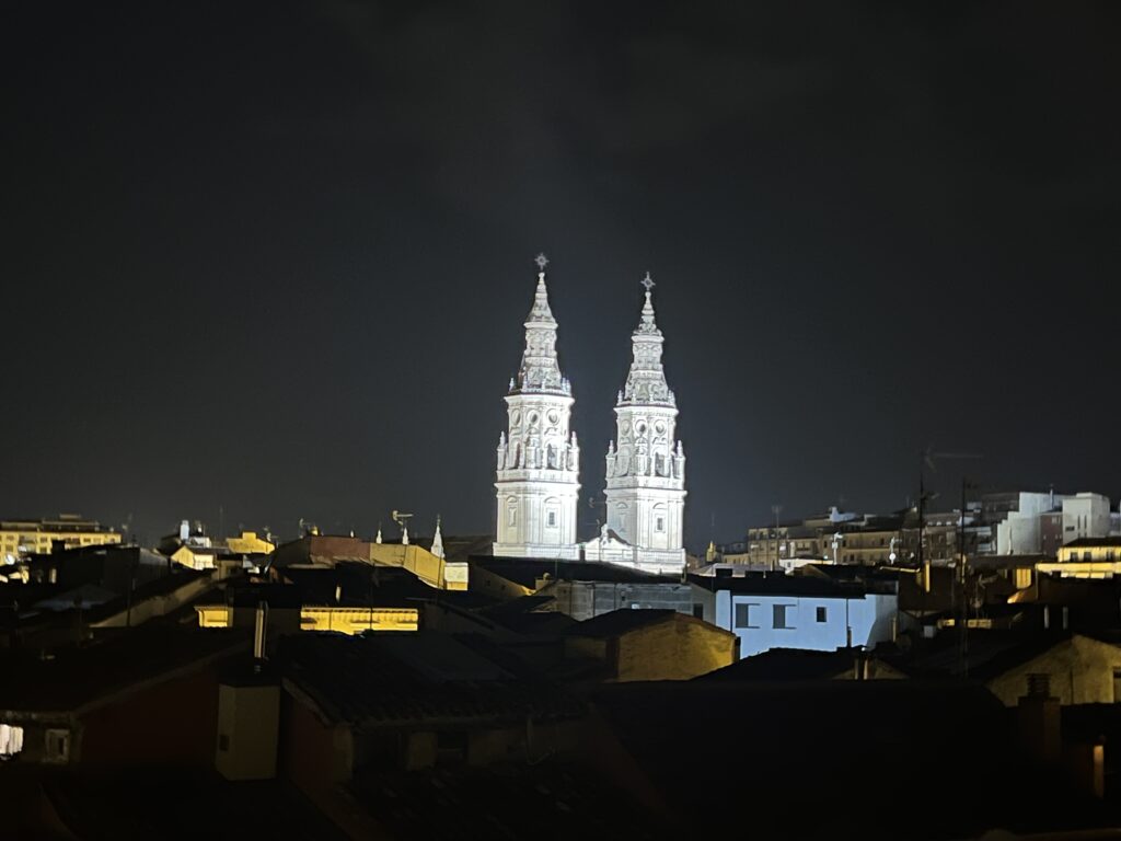 torres gemelas en logroño por la noche