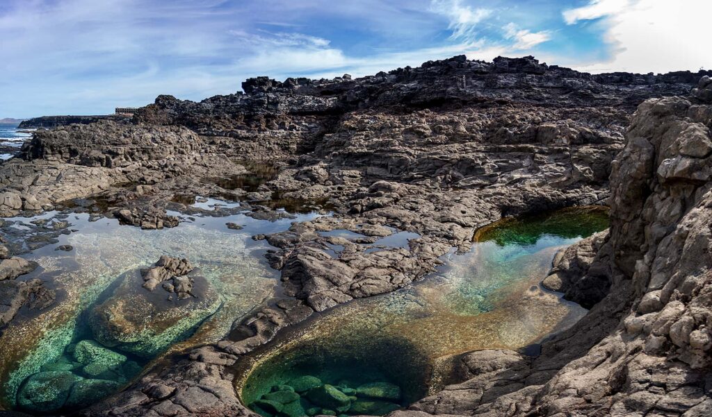 pequeñas charcas naturales en lanzarote