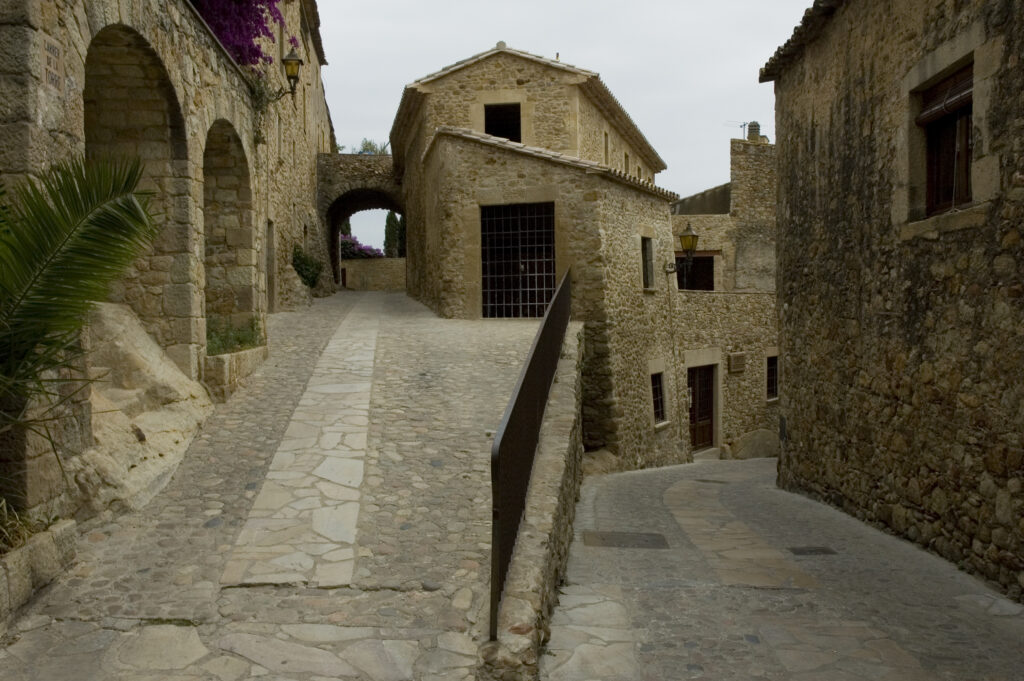 casco historico de pals en girona