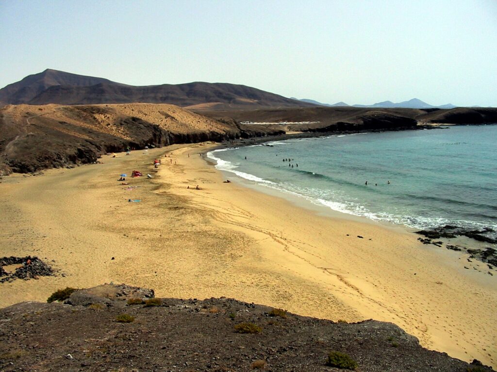 arena dorada en playa papagayo