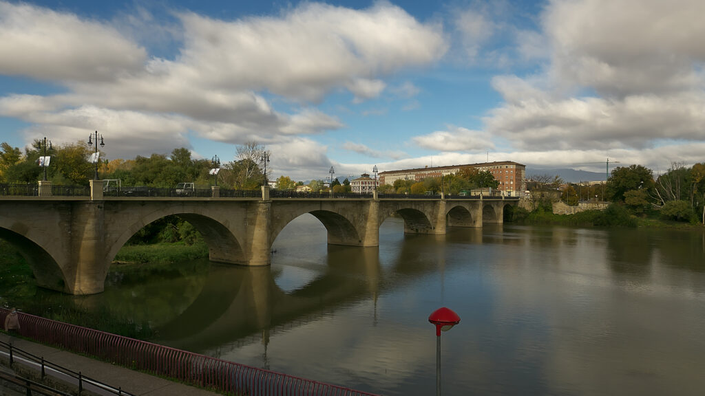 puente de piedra en logroño camino de santiago 