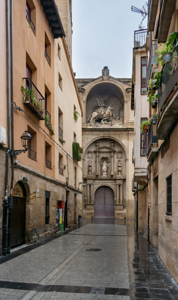 entrada a la iglesia de santiago el real logroño