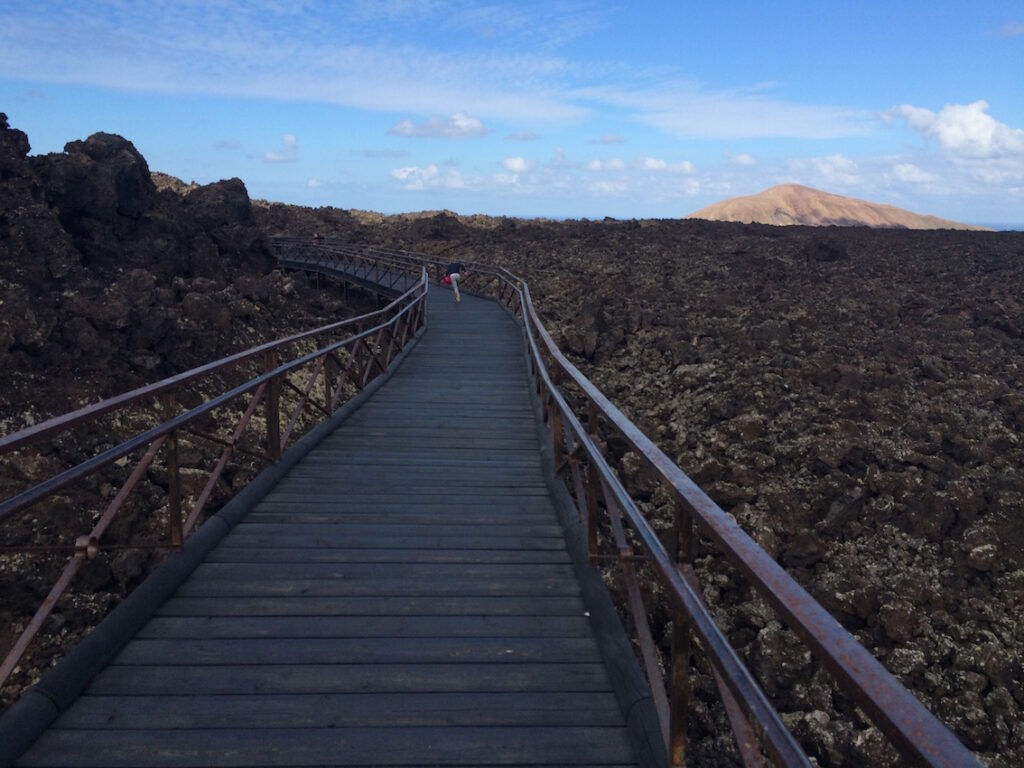 camino de madera en timanfaya