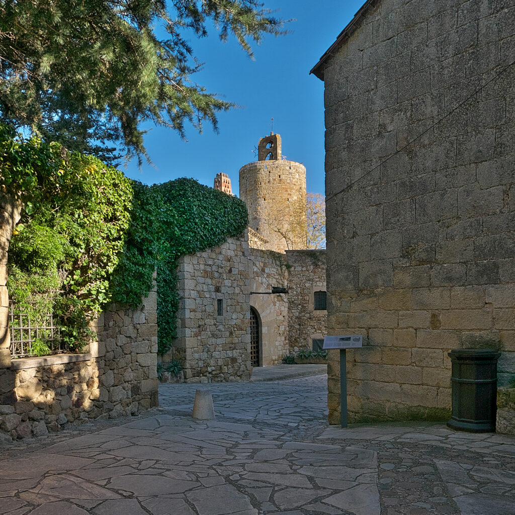 vista lejana de la torre de les hores