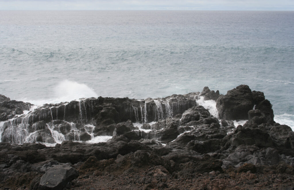 agua entre las rocas en los hervideros
