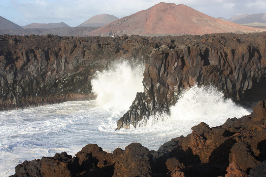 olas golpeando en los hervideros