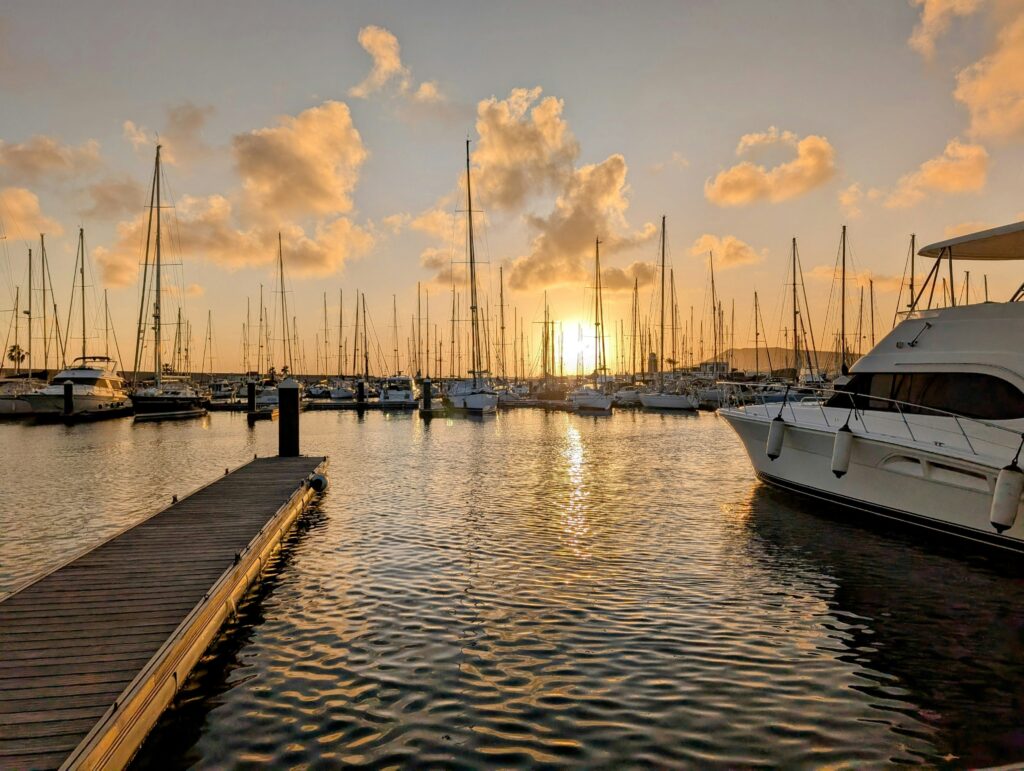 barcos en el puerto de playa blanca