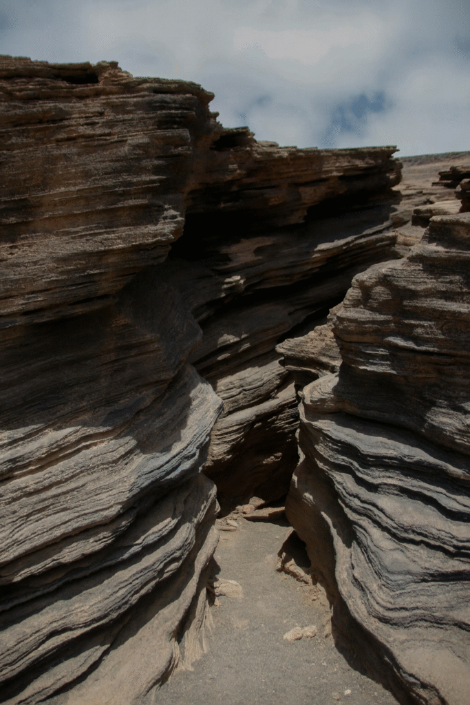 sombras en las grietas de lanzarote