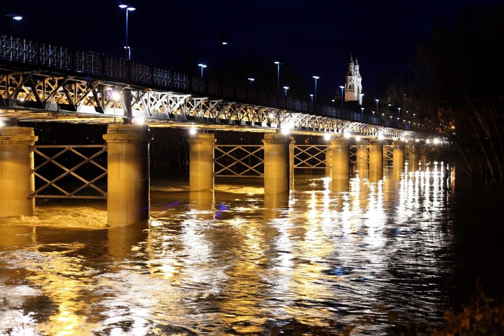 puente de hierro logroño por la noche