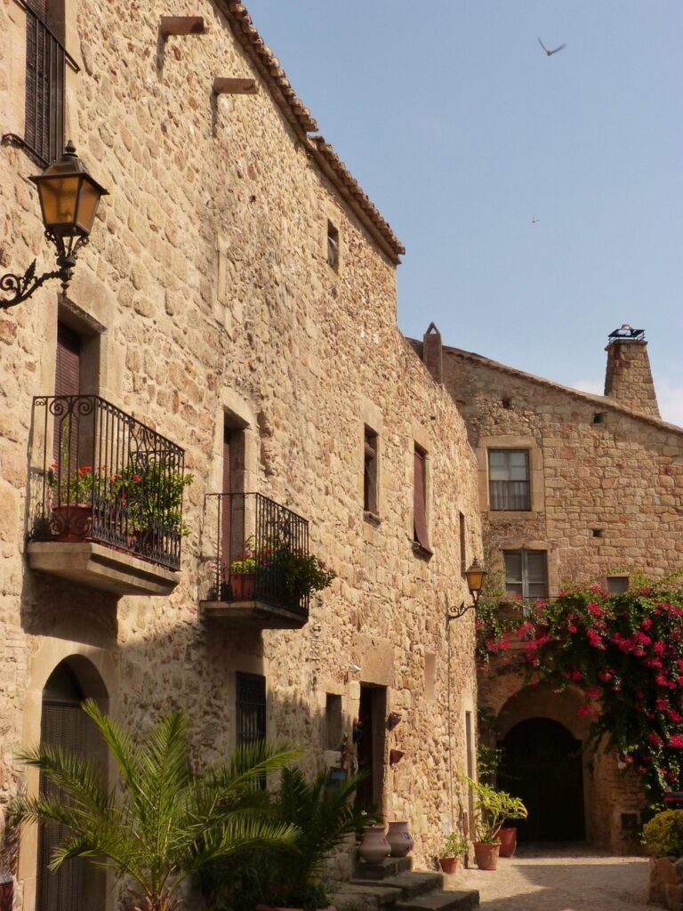 calle de pals con flores