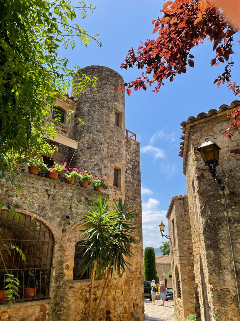 casa con flores en pals