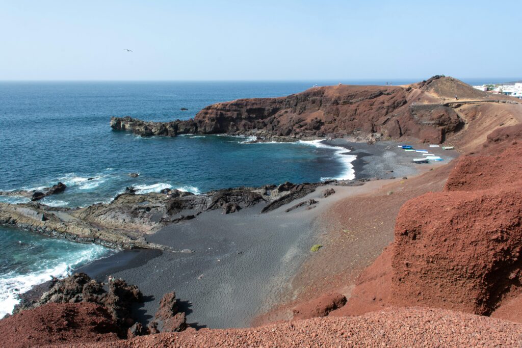 playa de arena negra en el golfo