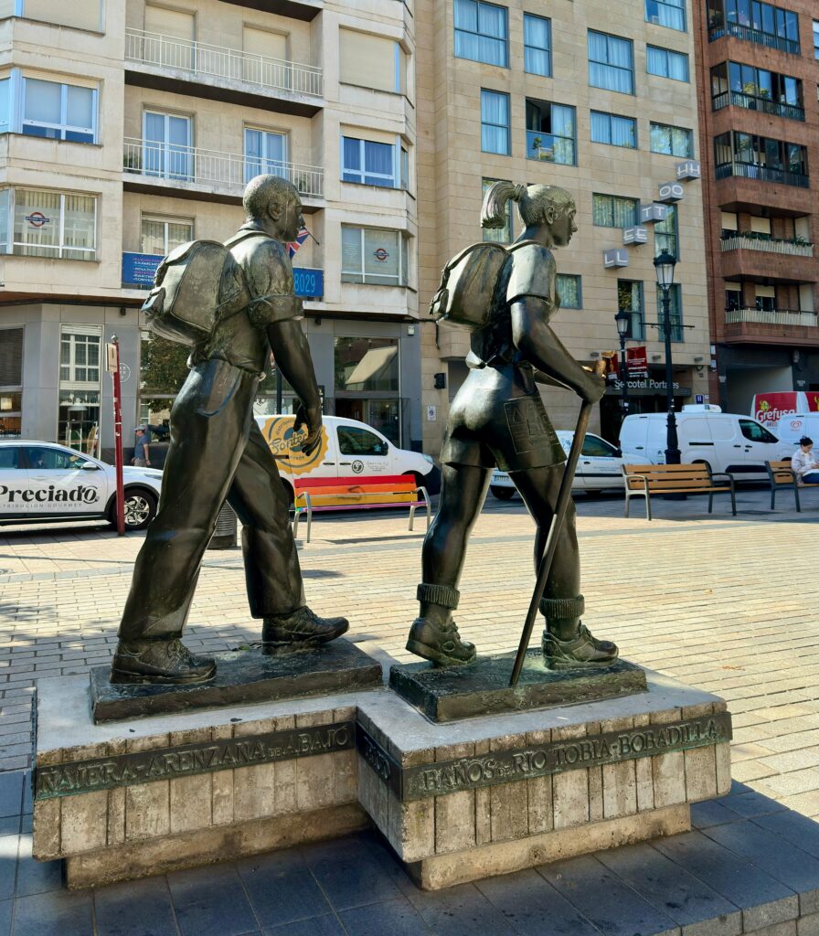 estatua del camino de santiago logroño