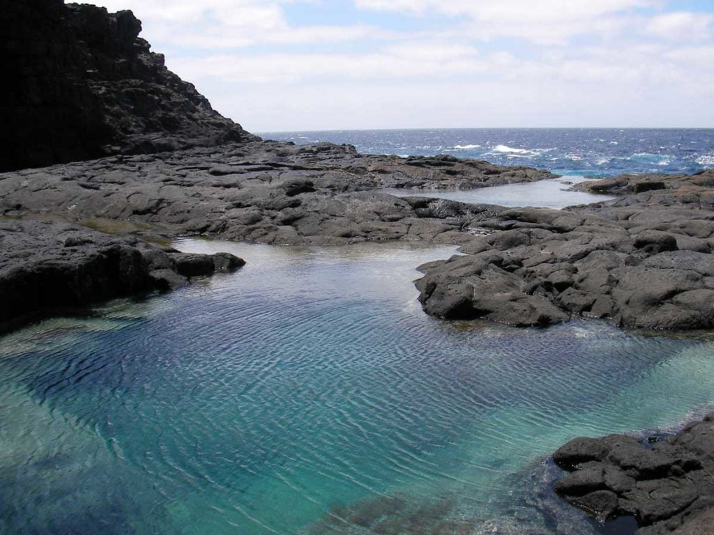 piscina natural tranquila en lanzarote